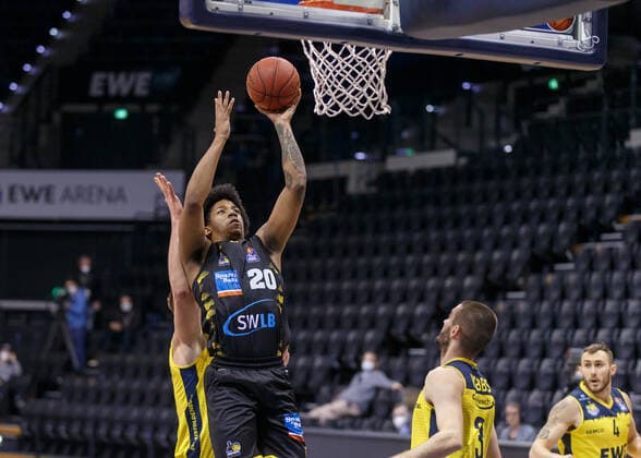 Oldenburg, Niedersachsen, DEU, 07.02.2021, Desi Rodriguez (Mitte, MHP Riesen Ludwigsburg), EWE Baskets Oldenburg vs. MHP Riesen Ludwigsburg. 1. Basketball-Bundesliga Saison 2020 2021, 16. Spieltag, Grosse EWE Arena. EWE Baskets Oldenburg vs. s.Oliver Würzburg