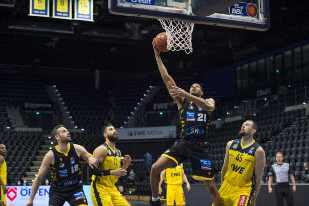 GER, Basketball, EWE Baskets Oldenburg vs medi bayreuth 07.02.2021, EWE Arena, Oldenburg, GER, easy Credit-BBL, EWE Baskets Oldenburg vs MHP Riesen Ludwigsburg, im Bild Tremmell DARDEN ( MHP Riesen Ludwigsburg 21 ) lb18 Martin BREUNING (EWE Baskets Oldenburg 12 ) Nathan BOOTHE (EWE Baskets Oldenburg 45 )
