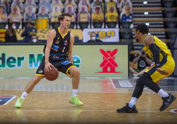GER, Basketball, EWE Baskets Oldenburg vs medi bayreuth 07.02.2021, EWE Arena, Oldenburg, GER, easy Credit-BBL, EWE Baskets Oldenburg vs MHP Riesen Ludwigsburg, im Bild Jordan HULLS ( MHP Riesen Ludwigsburg 1 ) Phil PRESSEY (EWE Baskets Oldenburg 25 )