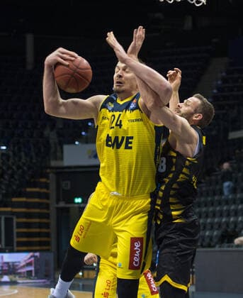 GER, Basketball, EWE Baskets Oldenburg vs medi bayreuth 07.02.2021, EWE Arena, Oldenburg, GER, easy Credit-BBL, EWE Baskets Oldenburg vs MHP Riesen Ludwigsburg, im Bild Rasid MAHALBASIC (EWE Baskets Oldenburg 24 ) Jonas WOHLFARTH-BOTTERMANN ( MHP Riesen Ludwigsburg 18 )