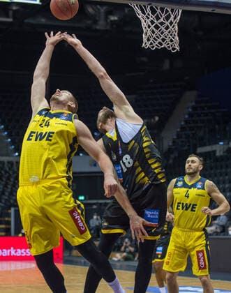 GER, Basketball, EWE Baskets Oldenburg vs medi bayreuth 07.02.2021, EWE Arena, Oldenburg, GER, easy Credit-BBL, EWE Baskets Oldenburg vs MHP Riesen Ludwigsburg, im Bild Rasid MAHALBASIC (EWE Baskets Oldenburg 24 ) Jonas WOHLFARTH-BOTTERMANN ( MHP Riesen Ludwigsburg 18 )