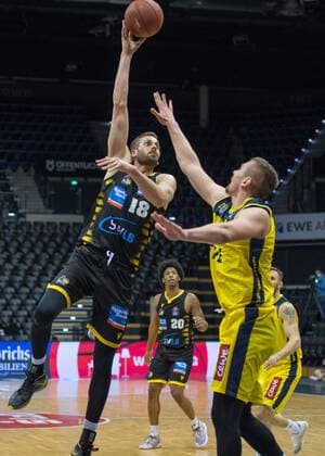 GER, Basketball, EWE Baskets Oldenburg vs medi bayreuth 07.02.2021, EWE Arena, Oldenburg, GER, easy Credit-BBL, EWE Baskets Oldenburg vs MHP Riesen Ludwigsburg, im Bild Rasid MAHALBASIC (EWE Baskets Oldenburg 24 ) Jonas WOHLFARTH-BOTTERMANN ( MHP Riesen Ludwigsburg 18 )