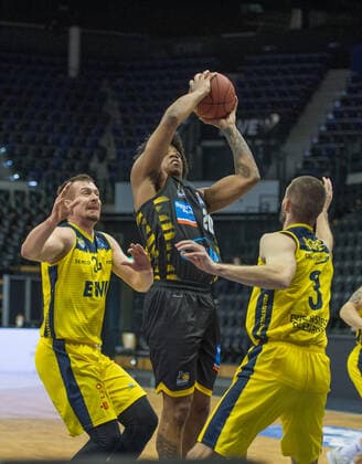 GER, Basketball, EWE Baskets Oldenburg vs medi bayreuth 07.02.2021, EWE Arena, Oldenburg, GER, easy Credit-BBL, EWE Baskets Oldenburg vs MHP Riesen Ludwigsburg, im Bild Desi RODRIGUEZ ( MHP Riesen Ludwigsburg 20 ) Rasid MAHALBASIC (EWE Baskets Oldenburg 24 ) Braydon HOBBS (EWE Baskets Oldenburg 3 )
