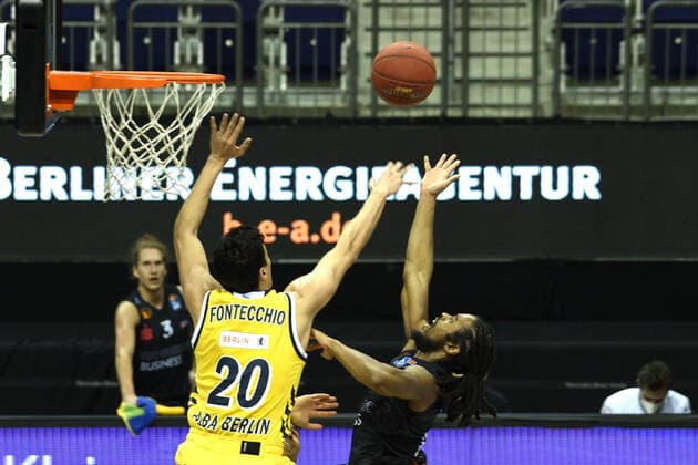 v.l. Simone Fontecchio - Alba, Marcus Thornton - Chemnitz, 07.02.2021, BBL, Alba Berlin vs NINERS Chemnitz , in der Mercedes Benz Arena, GER, Berlin, 07.02.2021, BBL, Alba vs NINERS Chemnitz Berlin Copyright: xUwexKoch xEibner-Pressefotox EP_ukh