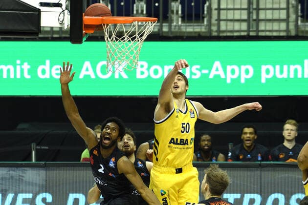 v.l. George King - Chemnitz, Ben Lammers - Alba, 07.02.2021, BBL, Alba Berlin vs NINERS Chemnitz , in der Mercedes Benz Arena, GER, Berlin, 07.02.2021, BBL, Alba vs NINERS Chemnitz Berlin Copyright: xUwexKoch xEibner-Pressefotox EP_ukh