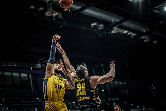 Basketball Oldenburg 07.02.2021 Saison 2020 2021 easyCredit BBL: 16. Spieltag: EWE Baskets - MHP RIESEN Ludwigsburg Basketball Oldenburg 07.02.2021 Saison 2020 2021 easyCredit BBL: 16. Spieltag: EWE Baskets - MHP RIESEN Ludwigsburg 12, Martin Breunig, EWE Baskets Oldenburg Tremmell Darden (Ludwigsburg, No.21) nur redaktionelle Verwendung - kommerzielle Verwendung Nutzung nur nach Absprache mit dem Fotografen Oldenburg Deutschland