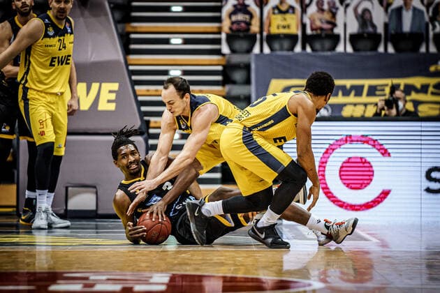 Basketball Oldenburg 07.02.2021 Saison 2020 2021 easyCredit BBL: 16. Spieltag: EWE Baskets - MHP RIESEN Ludwigsburg Basketball Oldenburg 07.02.2021 Saison 2020 2021 easyCredit BBL: 16. Spieltag: EWE Baskets - MHP RIESEN Ludwigsburg Jaleen Smith (Ludwigsburg, No.03) 9, Karsten Tadda, EWE Baskets Oldenburg nur redaktionelle Verwendung - kommerzielle Verwendung Nutzung nur nach Absprache mit dem Fotografen Oldenburg Deutschland