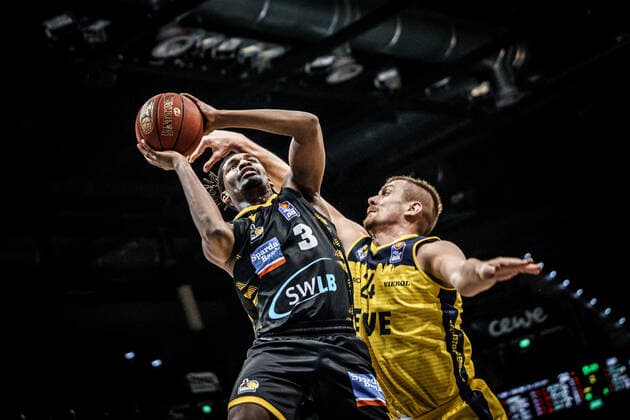 Basketball Oldenburg 07.02.2021 Saison 2020 2021 easyCredit BBL: 16. Spieltag: EWE Baskets - MHP RIESEN Ludwigsburg Basketball Oldenburg 07.02.2021 Saison 2020 2021 easyCredit BBL: 16. Spieltag: EWE Baskets - MHP RIESEN Ludwigsburg Jaleen Smith (Ludwigsburg, No.03) 24, Rasid Mahalbasic, EWE Baskets Oldenburg nur redaktionelle Verwendung - kommerzielle Verwendung Nutzung nur nach Absprache mit dem Fotografen Oldenburg Deutschland