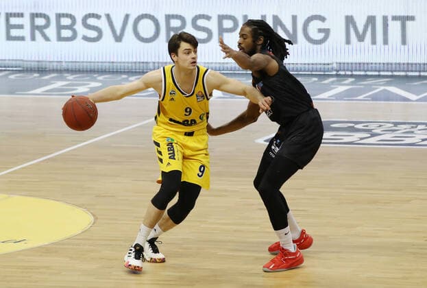 Jonas Mattissek, Marcus Thornton Aktion Spielszene Zweikampf Basketball BBL Bundesliga Herren Saison 2020 2021 07.02.2021 ALBA Berlin vs. Niners Chemnitz