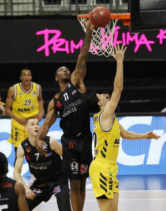 Jonas Richter, Isiaha Mike, Simone Fontecchio Aktion Spielszene Zweikampf Basketball BBL Bundesliga Herren Saison 2020 2021 07.02.2021 ALBA Berlin vs. Niners Chemnitz
