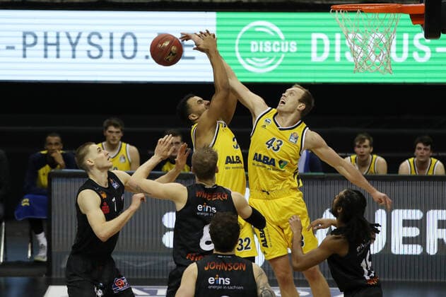 Jonas Richter, Jan Niklas Wimberg, Johannes Thiemann, Luke Sikma Aktion Spielszene Zweikampf Basketball BBL Bundesliga Herren Saison 2020 2021 07.02.2021 ALBA Berlin vs. Niners Chemnitz