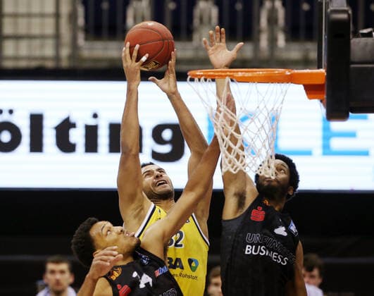 George King, Johannes Thiemann, Isiaha Mike Aktion Spielszene Zweikampf Basketball BBL Bundesliga Herren Saison 2020 2021 07.02.2021 ALBA Berlin vs. Niners Chemnitz