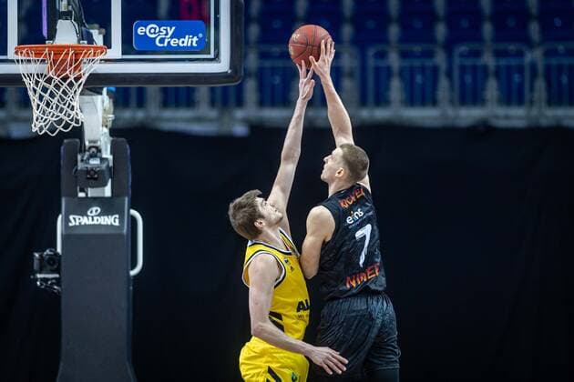 Basketball Berlin 07.02.2021 Saison 2020 2021 BBL 1. Bundesliga easyCredit-BBL Alba Berlin - NINERS Chemnitz Jonas Richter (Chemnitz, No.07) Ben Lammers (Alba Berlin, No.50) Block