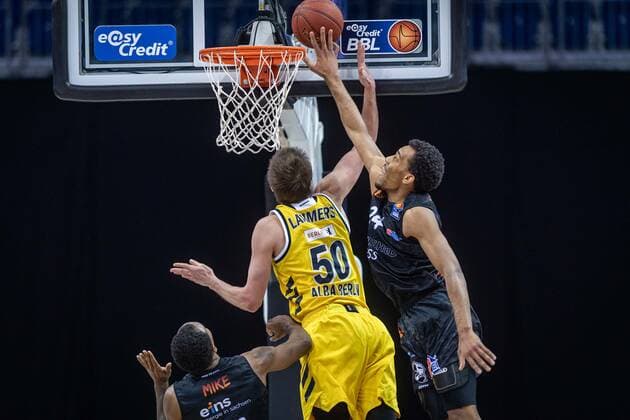 Basketball Berlin 07.02.2021 Saison 2020 2021 BBL 1. Bundesliga easyCredit-BBL Alba Berlin - NINERS Chemnitz Ben Lammers (Alba Berlin, No.50) George King (Chemnitz, No.24) Block