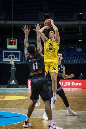 Basketball Berlin 07.02.2021 Saison 2020 2021 BBL 1. Bundesliga easyCredit-BBL Alba Berlin - NINERS Chemnitz Simone Fontecchio (Alba Berlin, No.20) Jonas Richter (Chemnitz, No.07) Isiaha Mike (Chemnitz, No.11)