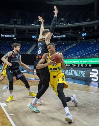 Basketball Berlin 07.02.2021 Saison 2020 2021 BBL 1. Bundesliga easyCredit-BBL Alba Berlin - NINERS Chemnitz Louis Olinde (Alba Berlin, No.19) Jan Niklas Wimberg (Chemnitz, No.08)