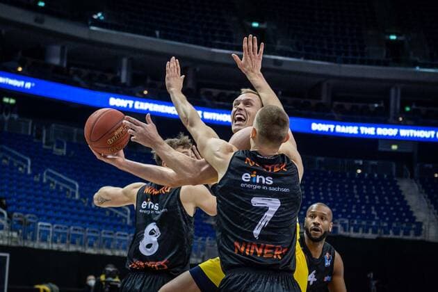 Basketball Berlin 07.02.2021 Saison 2020 2021 BBL 1. Bundesliga easyCredit-BBL Alba Berlin - NINERS Chemnitz Luke Sikma (Alba Berlin, No.43) Jonas Richter (Chemnitz, No.07)