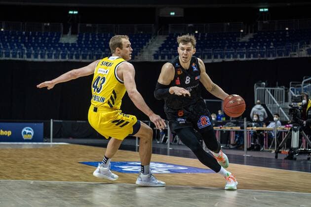 Basketball Berlin 07.02.2021 Saison 2020 2021 BBL 1. Bundesliga easyCredit-BBL Alba Berlin - NINERS Chemnitz Jan Niklas Wimberg (Chemnitz, No.08) Luke Sikma (Alba Berlin, No.43)
