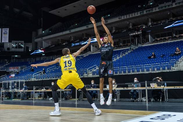 Basketball Berlin 07.02.2021 Saison 2020 2021 BBL 1. Bundesliga easyCredit-BBL Alba Berlin - NINERS Chemnitz George King (Chemnitz, No.24) Louis Olinde (Alba Berlin, No.19)