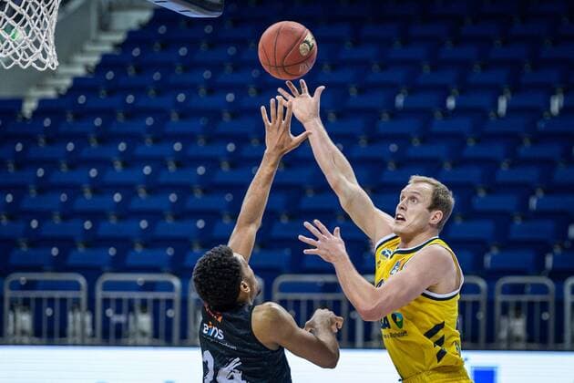 Basketball Berlin 07.02.2021 Saison 2020 2021 BBL 1. Bundesliga easyCredit-BBL Alba Berlin - NINERS Chemnitz Luke Sikma (Alba Berlin, No.43) George King (Chemnitz, No.24)
