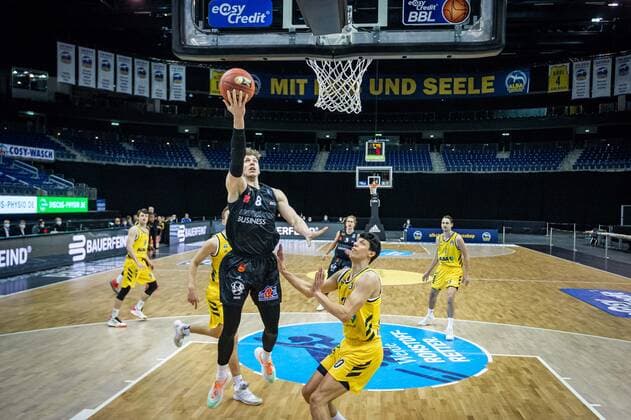 Basketball Berlin 07.02.2021 Saison 2020 2021 BBL 1. Bundesliga easyCredit-BBL Alba Berlin - NINERS Chemnitz Jan Niklas Wimberg (Chemnitz, No.08) Jonas Mattisseck (Alba Berlin, No.09)