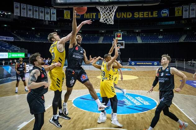 Basketball Berlin 07.02.2021 Saison 2020 2021 BBL 1. Bundesliga easyCredit-BBL Alba Berlin - NINERS Chemnitz George King (Chemnitz, No.24) Ben Lammers (Alba Berlin, No.50)