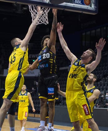 GER, Basketball, EWE Baskets Oldenburg vs medi bayreuth 07.02.2021, EWE Arena, Oldenburg, GER, easy Credit-BBL, EWE Baskets Oldenburg vs MHP Riesen Ludwigsburg, im Bild Desi RODRIGUEZ ( MHP Riesen Ludwigsburg 20 ) Nathan BOOTHE (EWE Baskets Oldenburg 45 ) Philipp SCHWETHELM (EWE Baskets Oldenburg 33 )