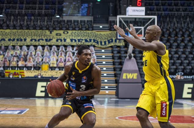 GER, Basketball, EWE Baskets Oldenburg vs medi bayreuth 07.02.2021, EWE Arena, Oldenburg, GER, easy Credit-BBL, EWE Baskets Oldenburg vs MHP Riesen Ludwigsburg, im Bild Jaleen SMITH ( MHP Riesen Ludwigsburg 3 ) Rickey PAULDING (EWE Baskets Oldenburg 23 )