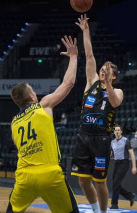 GER, Basketball, EWE Baskets Oldenburg vs medi bayreuth 07.02.2021, EWE Arena, Oldenburg, GER, easy Credit-BBL, EWE Baskets Oldenburg vs MHP Riesen Ludwigsburg, im Bild Jordan HULLS ( MHP Riesen Ludwigsburg 1 ) Rasid MAHALBASIC (EWE Baskets Oldenburg 24 )