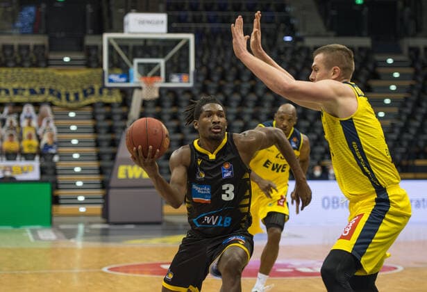 GER, Basketball, EWE Baskets Oldenburg vs medi bayreuth 07.02.2021, EWE Arena, Oldenburg, GER, easy Credit-BBL, EWE Baskets Oldenburg vs MHP Riesen Ludwigsburg, im Bild Jaleen SMITH ( MHP Riesen Ludwigsburg 3 ) Rasid MAHALBASIC (EWE Baskets Oldenburg 24 )