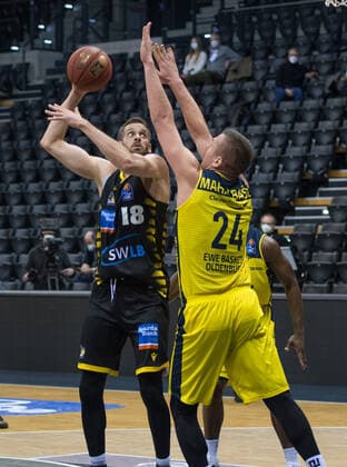 GER, Basketball, EWE Baskets Oldenburg vs medi bayreuth 07.02.2021, EWE Arena, Oldenburg, GER, easy Credit-BBL, EWE Baskets Oldenburg vs MHP Riesen Ludwigsburg, im Bild Jonas WOHLFARTH-BOTTERMANN ( MHP Riesen Ludwigsburg 18 ) Rasid MAHALBASIC (EWE Baskets Oldenburg 24 )