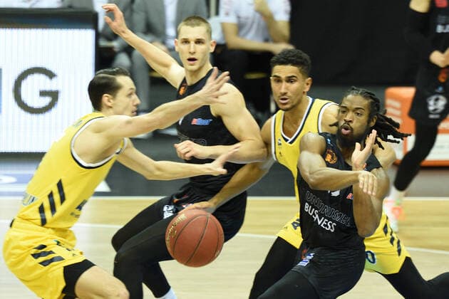 v.l. Marcus Eriksson - Alba, Jonas Richter - Chemnitz, Maodo Lo - Alba, Marcus Thornton - Chemnitz, 07.02.2021, BBL, Alba Berlin vs NINERS Chemnitz , in der Mercedes Benz Arena, GER, Berlin, 07.02.2021, BBL, Alba vs NINERS Chemnitz Berlin Copyright: xUwexKoch xEibner-Pressefotox EP_ukh