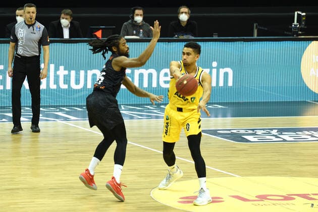 v.l. Marcus Thornton - Chemnitz, Maodo Lo - Alba, 07.02.2021, BBL, Alba Berlin vs NINERS Chemnitz , in der Mercedes Benz Arena, GER, Berlin, 07.02.2021, BBL, Alba vs NINERS Chemnitz Berlin Copyright: xUwexKoch xEibner-Pressefotox EP_ukh