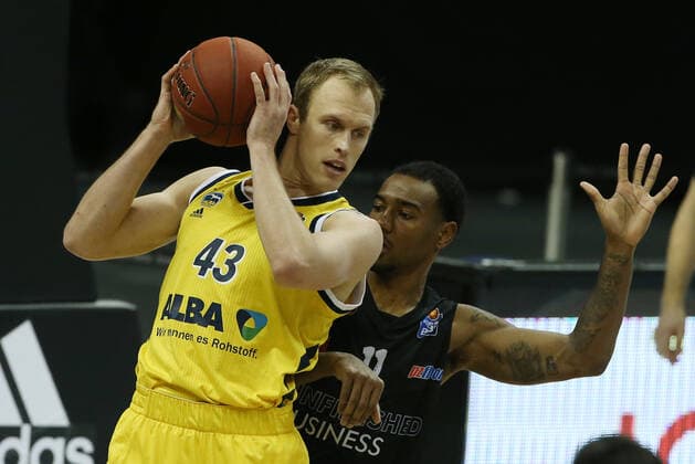 Luke Sikma, Isiaha Mike Aktion Spielszene Zweikampf Basketball BBL Bundesliga Herren Saison 2020 2021 07.02.2021 ALBA Berlin vs. Niners Chemnitz