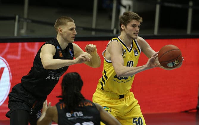 Jonas Richter, Ben Lammers Aktion Spielszene Zweikampf Basketball BBL Bundesliga Herren Saison 2020 2021 07.02.2021 ALBA Berlin vs. Niners Chemnitz