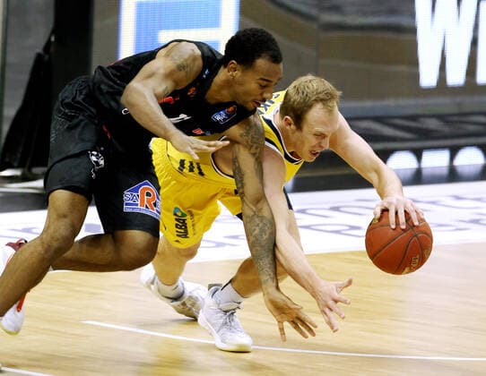 Luke Sikma, Isiaha Mike Aktion Spielszene Zweikampf Basketball BBL Bundesliga Herren Saison 2020 2021 07.02.2021 ALBA Berlin vs. Niners Chemnitz