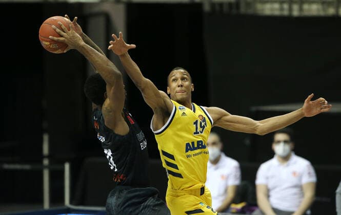 Isiaha Mike, Louis Olinde Aktion Spielszene Zweikampf Basketball BBL Bundesliga Herren Saison 2020 2021 07.02.2021 ALBA Berlin vs. Niners Chemnitz