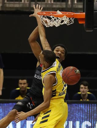 Louis Olinde, George King Aktion Spielszene Zweikampf Basketball BBL Bundesliga Herren Saison 2020 2021 07.02.2021 ALBA Berlin vs. Niners Chemnitz