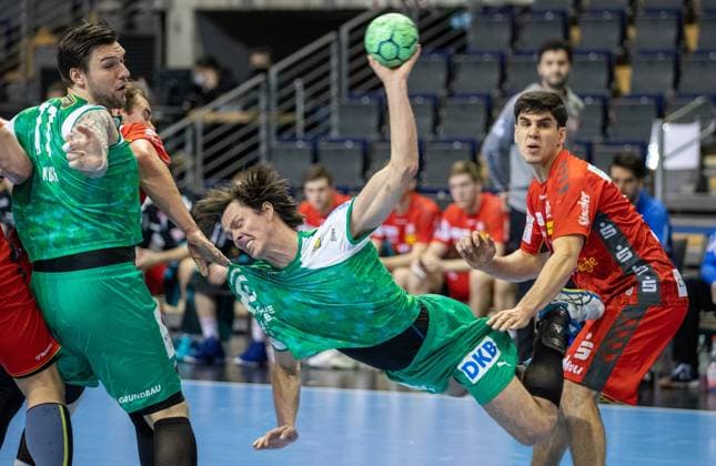 Sport Themen der Woche KW05 Sport Bilder des Tages Berlin, 07.02.2021, Handball: Bundesliga, Fuechse Berlin - TUSEM Essen, 17. Spieltag, Max-Schmeling-Halle. Berlins Hans Lindberg (M) wirft den Ball auf das Tor neben Teamkollege Johan Koch (l) und Eloy Morante Maldonado von TUSEM Essen. Fuechse Berlin - TUSEM Essen