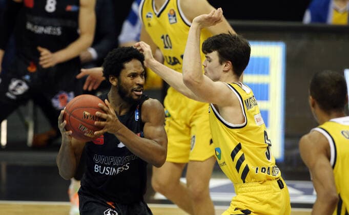 George King, Jonas Mattissek Aktion Spielszene Zweikampf Basketball BBL Bundesliga Herren Saison 2020 2021 07.02.2021 ALBA Berlin vs. Niners Chemnitz