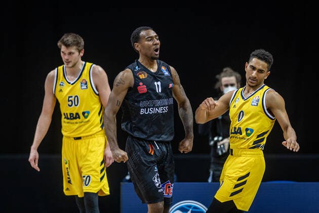 Basketball Berlin 07.02.2021 Saison 2020 2021 BBL 1. Bundesliga easyCredit-BBL Alba Berlin - NINERS Chemnitz Isiaha Mike (Chemnitz, No.11) Jubel Maodo Lo (Alba Berlin, No.00) Ben Lammers (Alba Berlin, No.50)