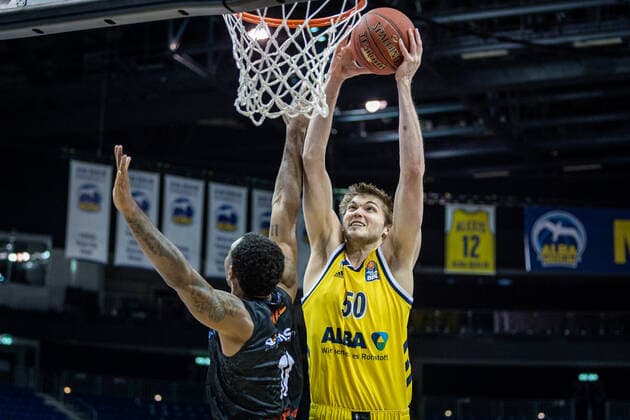 Basketball Berlin 07.02.2021 Saison 2020 2021 BBL 1. Bundesliga easyCredit-BBL Alba Berlin - NINERS Chemnitz Ben Lammers (Alba Berlin, No.50) Isiaha Mike (Chemnitz, No.11)