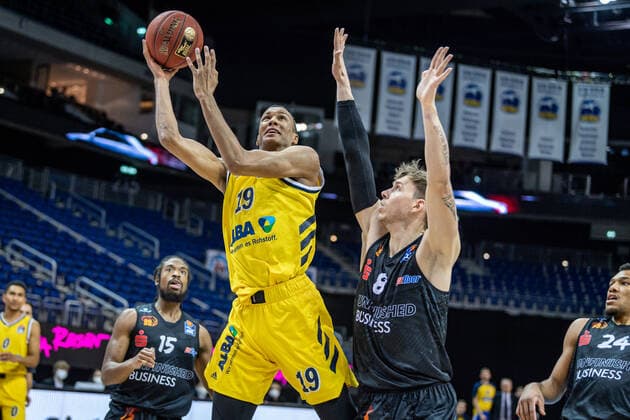 Basketball Berlin 07.02.2021 Saison 2020 2021 BBL 1. Bundesliga easyCredit-BBL Alba Berlin - NINERS Chemnitz Louis Olinde (Alba Berlin, No.19) Jan Niklas Wimberg (Chemnitz, No.08)