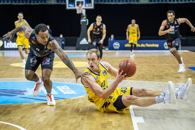 Basketball Berlin 07.02.2021 Saison 2020 2021 BBL 1. Bundesliga easyCredit-BBL Alba Berlin - NINERS Chemnitz Luke Sikma (Alba Berlin, No.43)