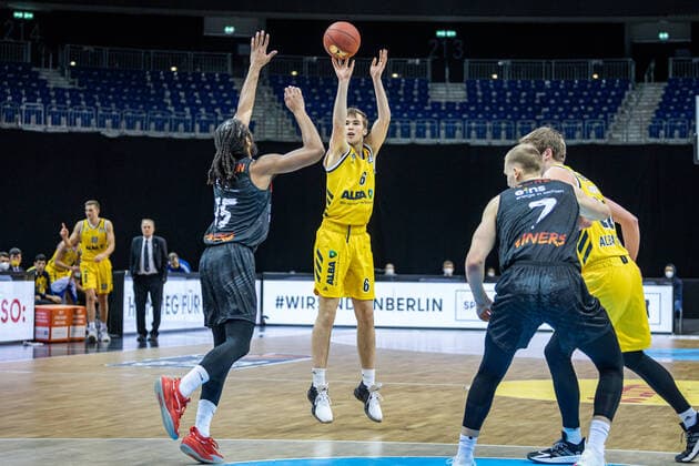 Basketball Berlin 07.02.2021 Saison 2020 2021 BBL 1. Bundesliga easyCredit-BBL Alba Berlin - NINERS Chemnitz Malte Delow (Alba Berlin, No.06) Marcus Thornton (Chemnitz, No.15)