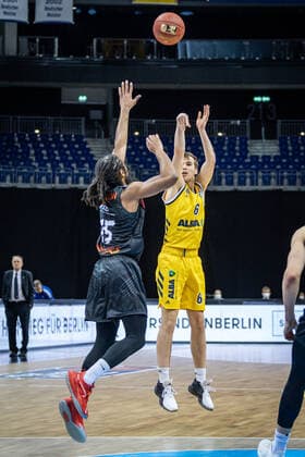 Basketball Berlin 07.02.2021 Saison 2020 2021 BBL 1. Bundesliga easyCredit-BBL Alba Berlin - NINERS Chemnitz Malte Delow (Alba Berlin, No.06) Marcus Thornton (Chemnitz, No.15)