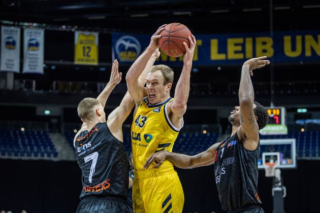Basketball Berlin 07.02.2021 Saison 2020 2021 BBL 1. Bundesliga easyCredit-BBL Alba Berlin - NINERS Chemnitz Luke Sikma (Alba Berlin, No.43) Jonas Richter (Chemnitz, No.07)