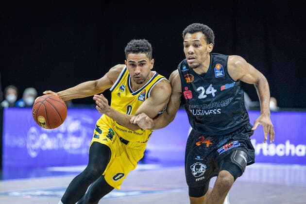 Basketball Berlin 07.02.2021 Saison 2020 2021 BBL 1. Bundesliga easyCredit-BBL Alba Berlin - NINERS Chemnitz Maodo Lo (Alba Berlin, No.00) George King (Chemnitz, No.24)