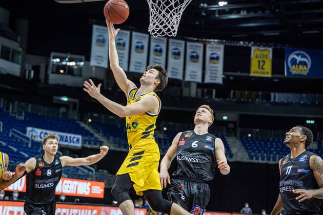 Basketball Berlin 07.02.2021 Saison 2020 2021 BBL 1. Bundesliga easyCredit-BBL Alba Berlin - NINERS Chemnitz Jonas Mattisseck (Alba Berlin, No.09) Luis Figge (Chemnitz, No.06)
