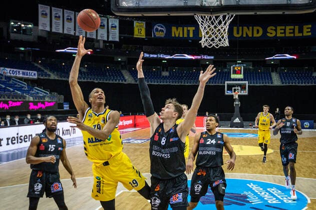 Basketball Berlin 07.02.2021 Saison 2020 2021 BBL 1. Bundesliga easyCredit-BBL Alba Berlin - NINERS Chemnitz Louis Olinde (Alba Berlin, No.19) Jan Niklas Wimberg (Chemnitz, No.08)